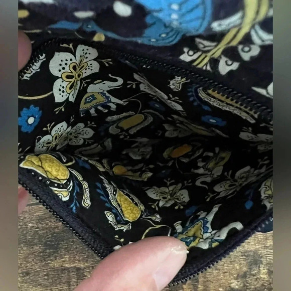 RETIRED Vera Bradley | Ellie Blue pattern crossbody handbag. - Picture 3 of 15